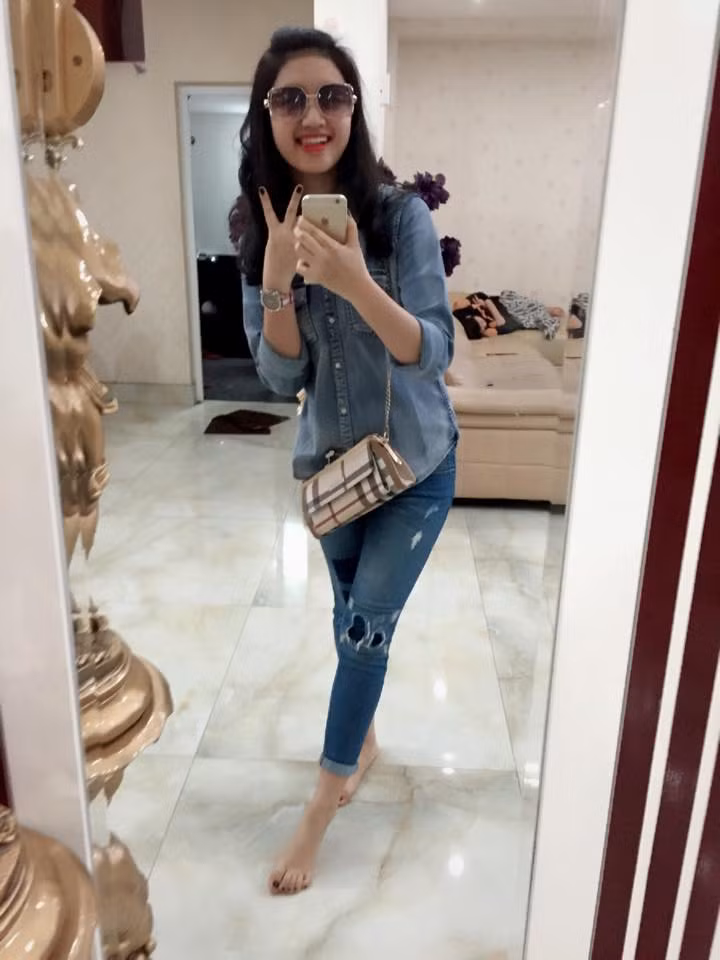 Hình ảnh nhí nhảnh của nàng hoa hậu bản sắc Việt toàn cầu selfie trong nhà mình.