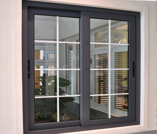 So với gỗ, cửa sổ trượt bằng nhôm kính có giá thành rẻ hơn. Ảnh: Cokhithudo.