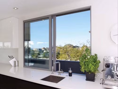 Với khả năng mở được từ ½ đến 2/3 diện tích ô cửa, cửa sổ trượt giúp lấy tối đa ánh sáng và tạo được sự thông thoáng cho ngôi nhà. Ảnh: Vietnhatglass.