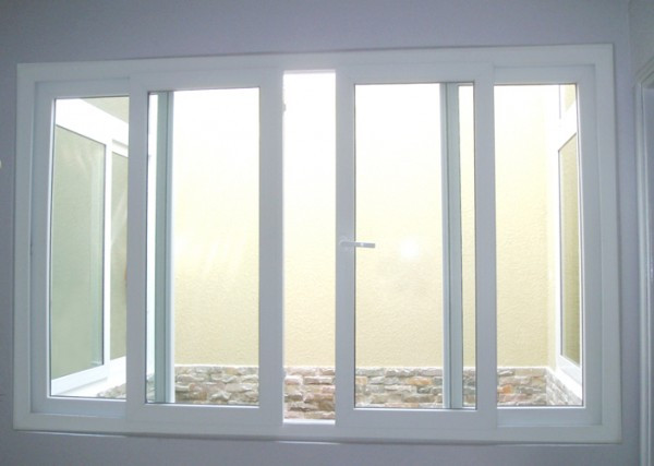 Mẫu cửa sổ trượt 4 cánh này không hề ảnh hưởng tới không gian và diện tích của căn phòng. Ảnh: Novawindow.