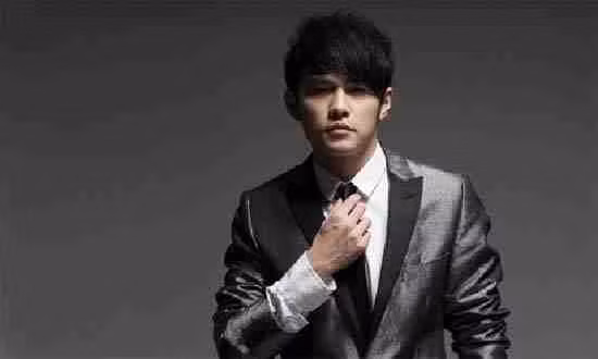 Châu Kiệt Luân (Jay Chou): Năm 2006, ngôi sao Hoa ngữ này bước vào ngành công nghiệp phục vụ, anh đầu tư 1,25 triệu nhân dân tệ để mở một nhà hàng Ý. Anh còn chung vốn với bạn bè mở cửa hàng quần áo giày thời trang Phantac, thành lập công ty ca nhạc JVR Music Limited. Vào đầu năm 2012, Jay đã đầu tư hơn 30 triệu nhân dân tệ mở quán KTV ở đại lục.