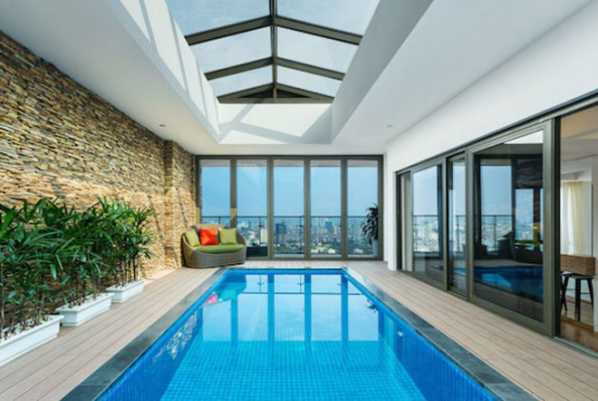 Một bể bơi ngay trong nhà sẽ giúp bạn phá tan cái oi bức, nóng nực của những ngày hè. Ảnh: Hoabico.