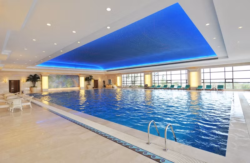 Nếu như bể bơi ngoài trời và sân thượng đã dần trở nên “lỗi thời” thì bể bơi trong nhà lại đang “lên ngôi” và thu hút được sự chú ý của những người yêu thích sự mới mẻ. Ảnh: Toplist.