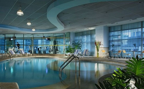 Không những thế, bể bơi trong nhà còn có tác dụng điều hòa không khí bên trong ngôi nhà. Ảnh: Emaux.