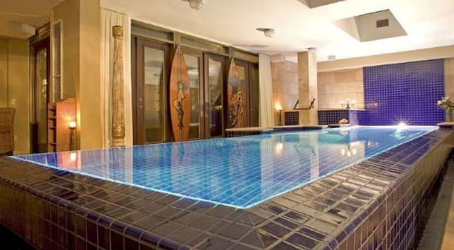 Với bể bơi trong nhà, bạn có thể thoải mái thư giãn ngay cả những ngày mưa rào hay nắng gắt. Ảnh: Mediacdn.