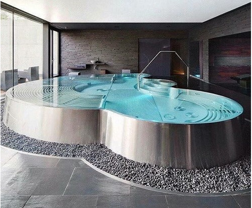 Nhiều gia đình còn tận dụng nhà tắm để làm bể bơi rất tiện nghi và đẹp mắt như thế này. Ảnh: Blogspot.