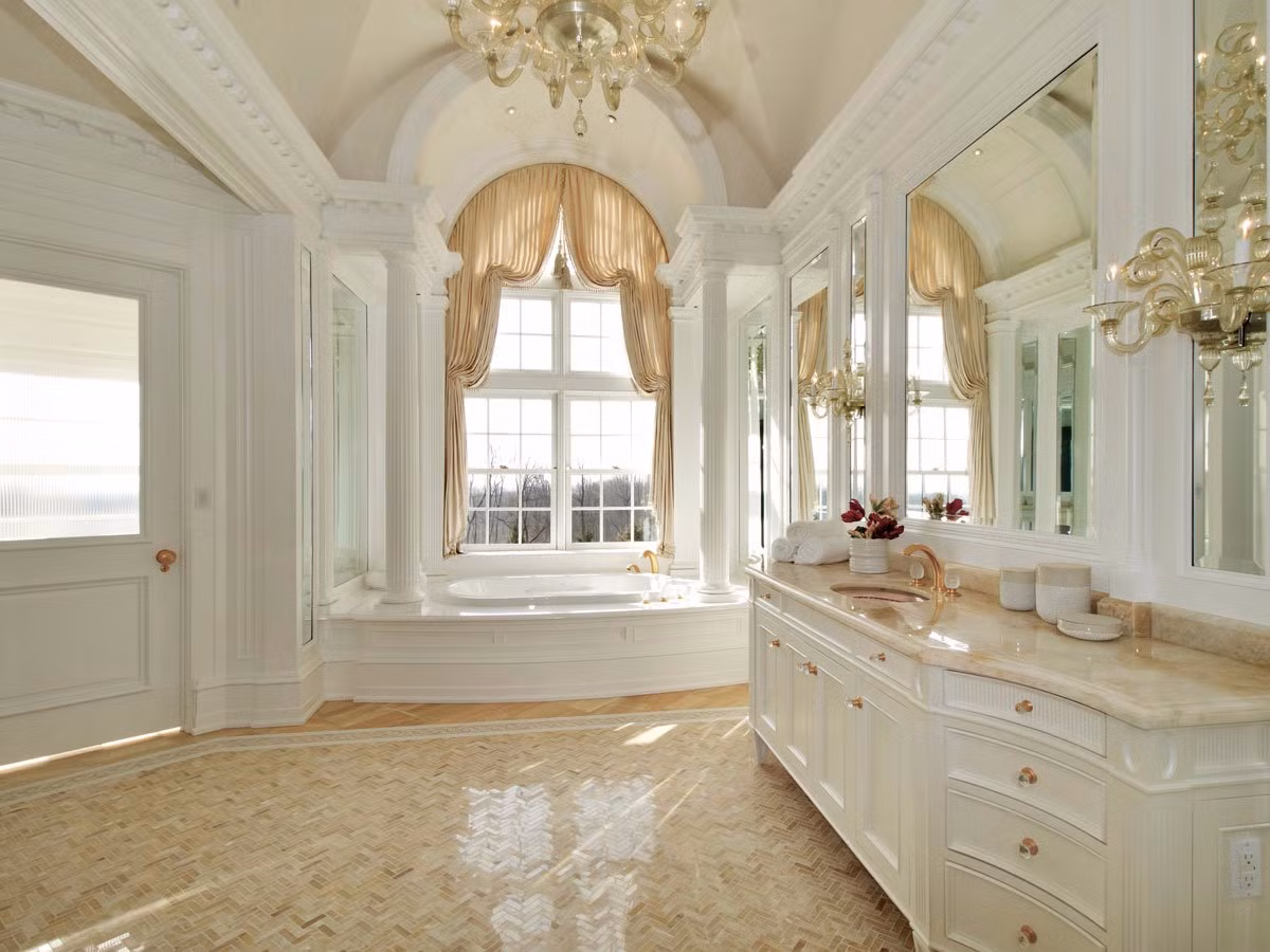 Phòng tắm được thiết kế lộng lẫy, đẹp không kém phòng khách.