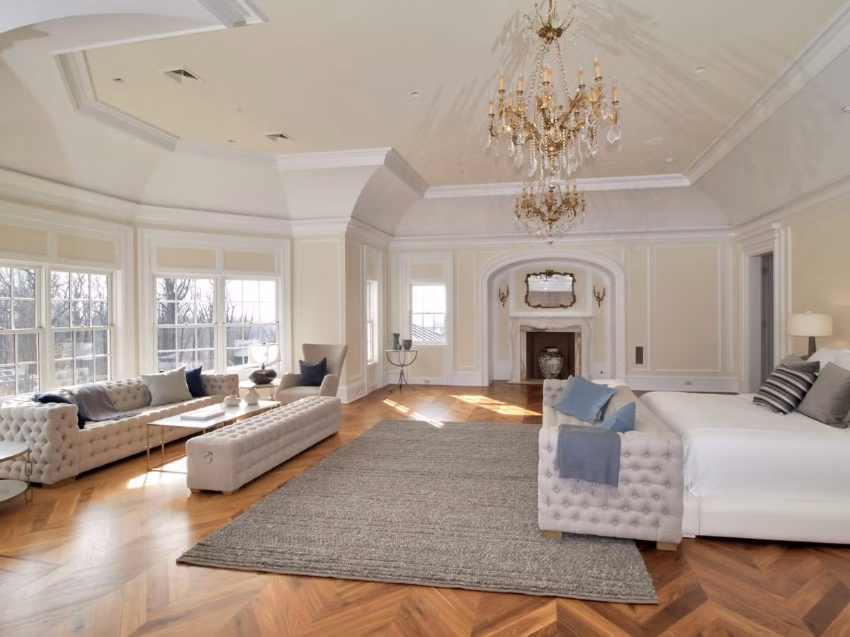  Biệt thự nghìn tỷ này cách thành phố New York 8 dặm, bao gồm một tổ hợp nhà chính và các nhà khách bao xung quanh.