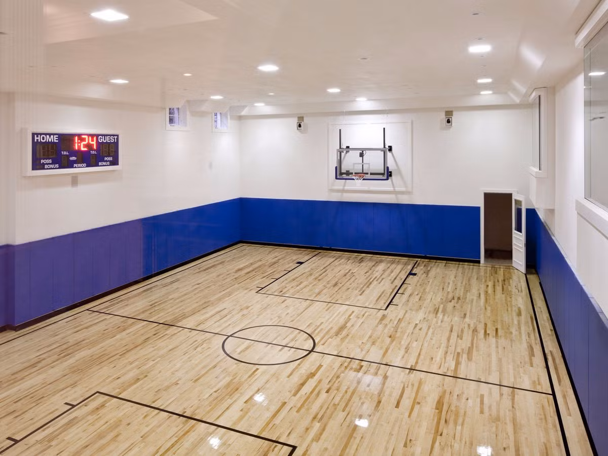 Đặc biệt của căn biệt thự là sân bóng rổ trong nhà, hồ bơi, trung tâm spa, phòng chiếu phim lớn đủ chỗ cho 18 người. Hầm rượu vang yêu cầu dấu vân tay mới có thể bước vào.