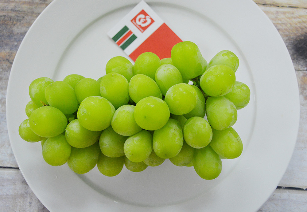 Nho sữa không hạt Hàn Quốc cũng là một loại nho ngoại đang "làm mưa làm gió" trên thị trường Việt Nam với giá khá đắt từ 600.000 - 800.000 đồng/kg. Ảnh: Luontuoisach.