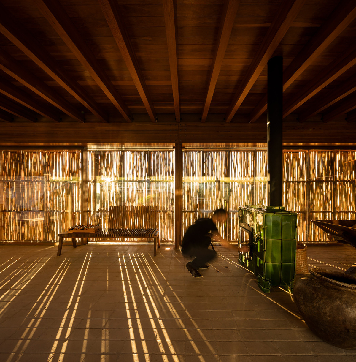 Catuçaba house được trang bị các tấm pin mặt trời trên mái nhà và một tuabin gió gần đó để tạo ra điện.