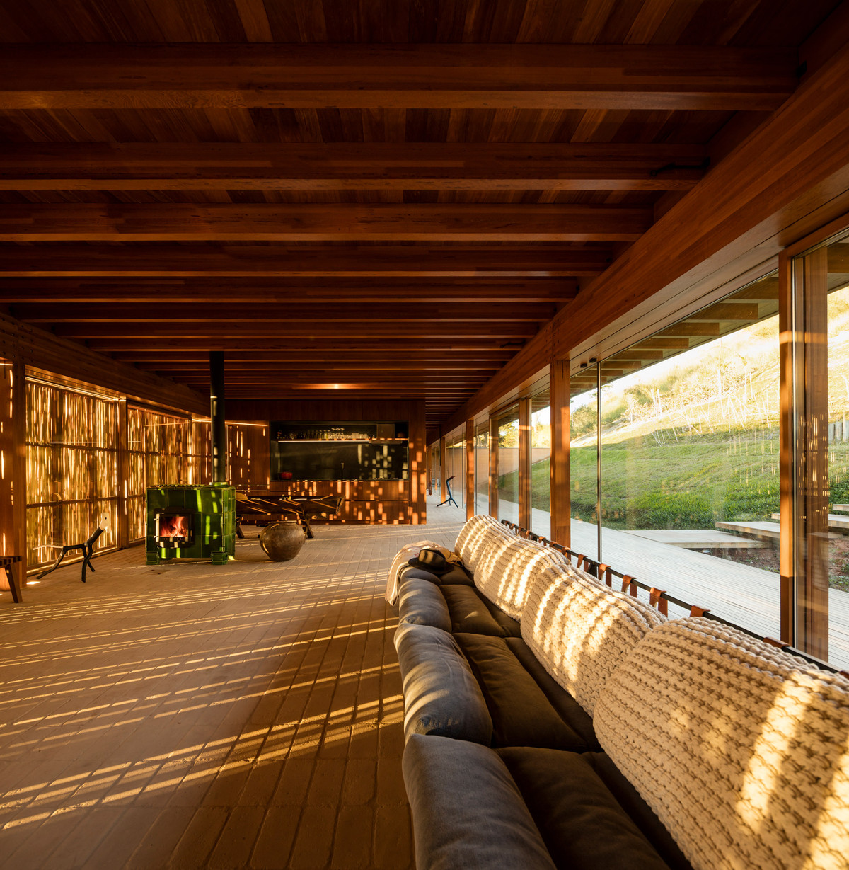 Sàn nhà được làm bằng đất sét.