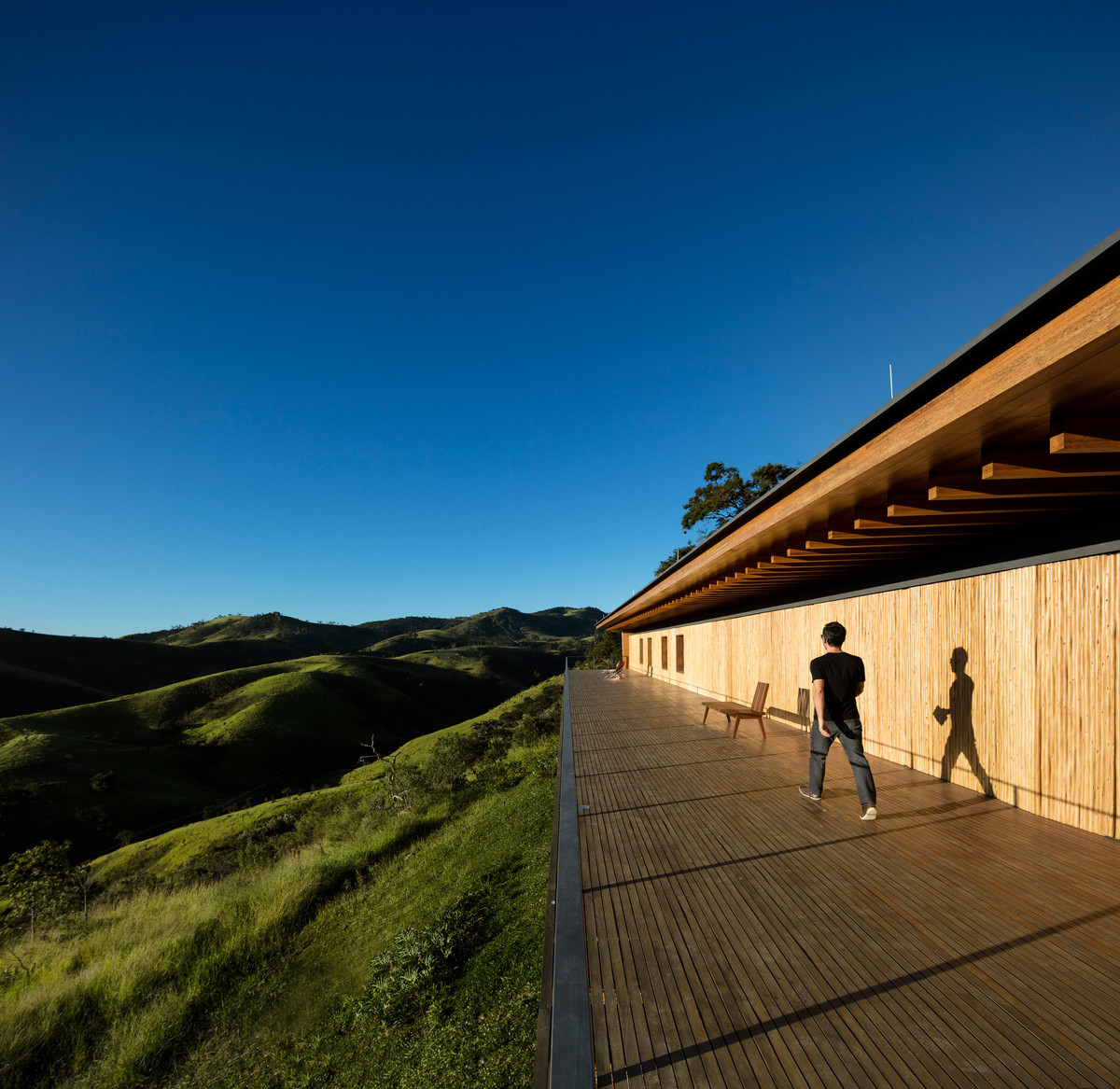 Cửa kính cao từ sàn đến trần nhà giúp kết nối không gian bên trong với khung cảnh thiên nhiên bên ngoài.