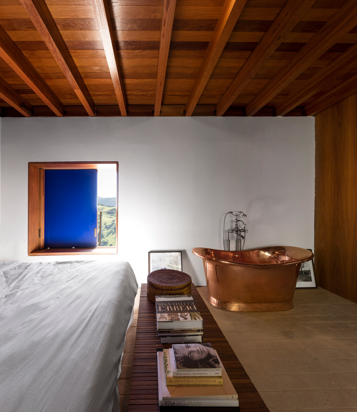 Trong khi đó, nước uống được lấy từ một con suối gần đó.