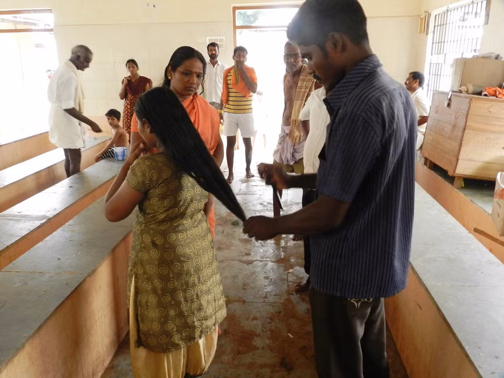 Mỗi năm, đền Sri Bhavani Amman thu thập hơn 3 tấn tóc từ khách hành hương, nhờ nhu cầu nối tóc và tóc giả từ trên khắp thế giới mà ngành công nghiệp này tại đây vô cùng phát triển. Ảnh: Markettamer.