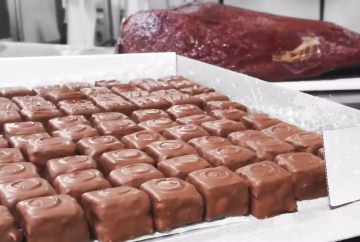 Tác giả của món kẹo này, ông Farouk cho biết, món Socola thịt bò có mùi vị ngon như một món tráng miệng Thổ Nhĩ Kỳ và các nhà thực dưỡng cũng cho biết, nó không hề có mùi thịt bò.