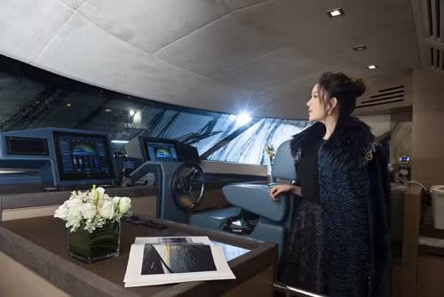 Du thuyền của Lý Nhã Kỳ có giá hàng triệu USD. Bên trong "chiến mã" của mỹ nữ này được thiết kế đầy đủ các tiện nghi bao gồm phòng giải trí, phòng ăn ,phòng khách và khu quầy bar, khu tiệc BBQ ngoài trời. Ngay khi du thuyền triệu USD cập bến, những hình ảnh đầu tiên được chủ nhân đăng tải lên facebook. Trước đây việc kiều nữ họ Lý khoe nhà, các thể loại hàng hiệu kim cương đắt giá đã được rất nhiều người trầm trồ nhưng lần này độ chịu chơi của Lý Nhã Kỳ là thuộc hàng thượng thừa.