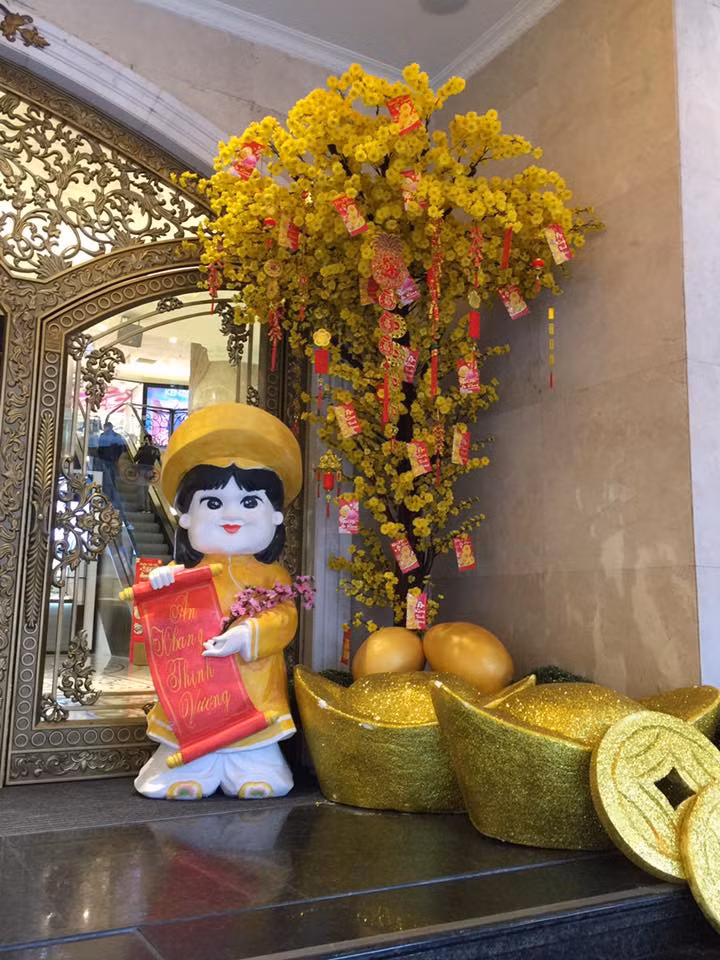 Khu vực thần tài ngay trước sảnh cũng là nơi khách tham quan thường đến chụp ảnh để lưu lại khoảnh khắc đón xuân năm mới.