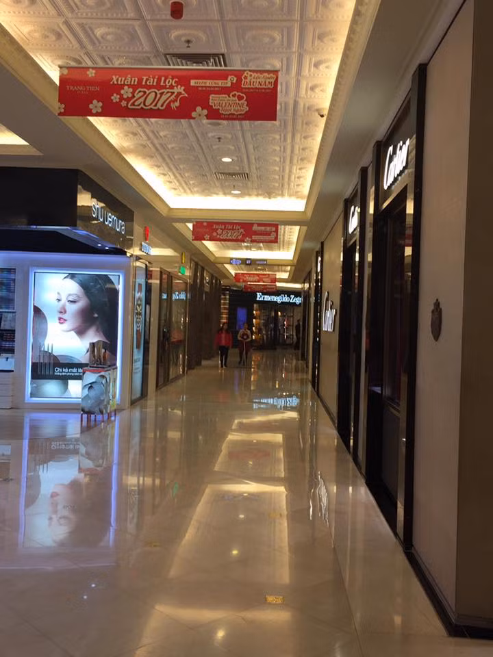 Tất cả các gian hàng trong trung tâm Tràng Tiền đều được gắn băng rôn chúc mừng năm mới...