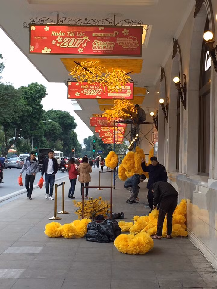 Khâu trang trí xung quanh khu trung tâm Tràng Tiền đang từng bước được hoàn thiện.