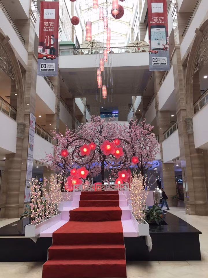 Ngay khi bước chân vào sảnh lớn của trung tâm thương mại này, khách hàng sẽ thấy được sự lộng lẫy với một khu vực ngập tràn sắc xuân được thiết kế rất đẹp.