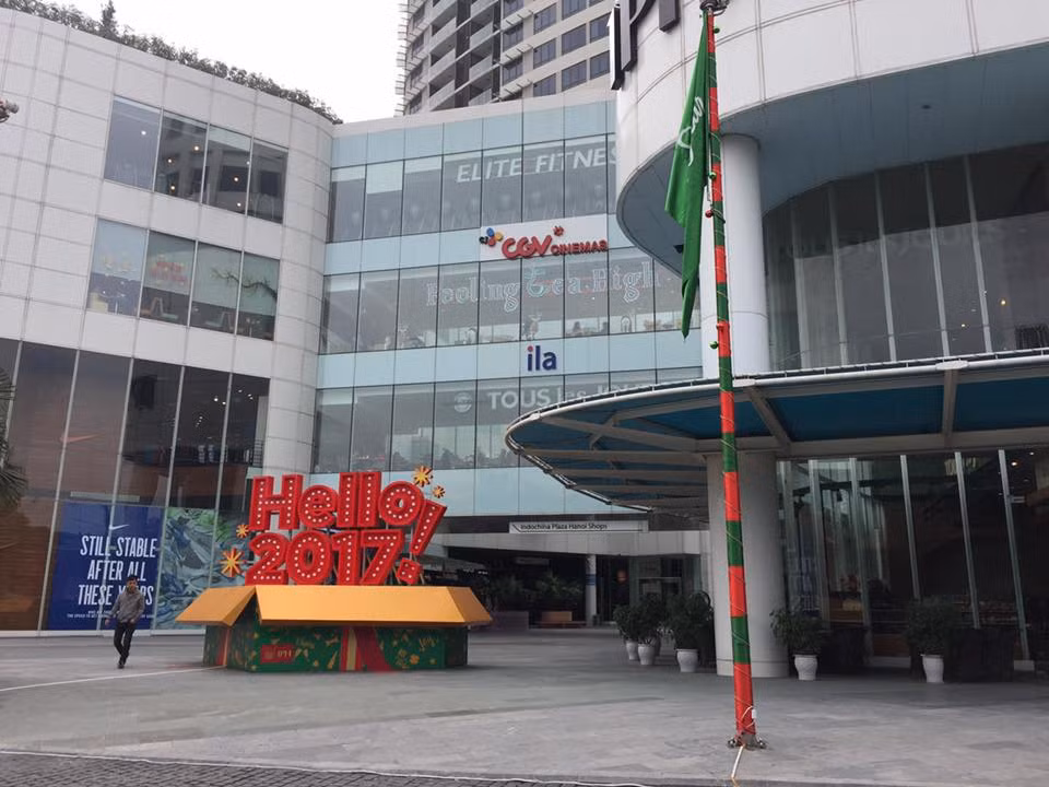 Trung tâm mua sắm Indochina Plaza Hà Nội trang hoàng đón năm mới khá đơn giản.