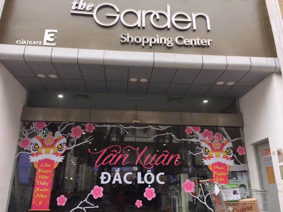 Trung tâm thương mại The Garden (Khu đô thị Mễ Trì, Hà Nội) trang trí đón xuân bằng những chi tiết truyền thống đó là hoa đào, biểu tượng rồng và những câu chúc tân xuân đầy ý nghĩa.