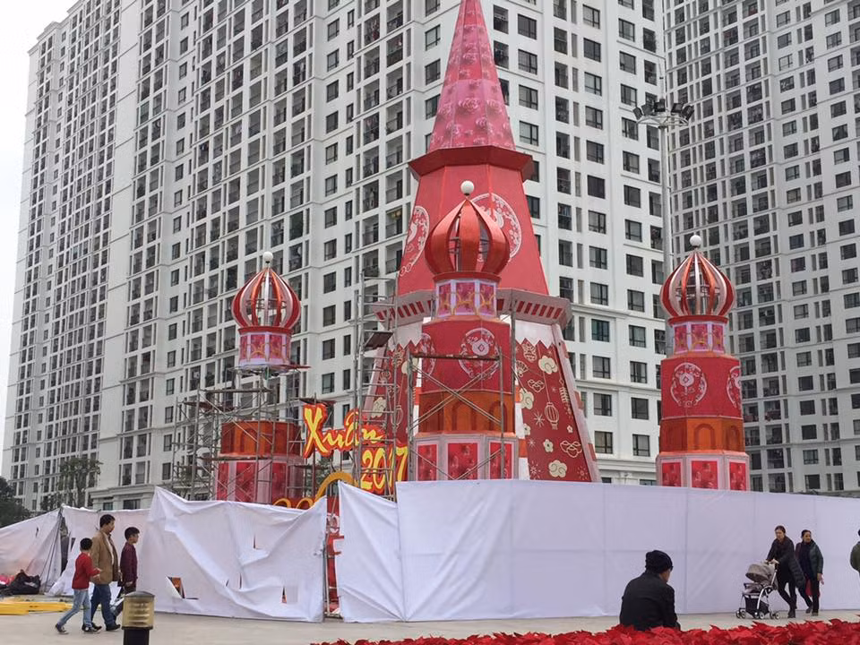 Ở khu vực bên trong, các hoạt động chuẩn bị trang hoàng để đón chào Tết Đinh Dậu cũng đang được gấp rút tiến hành. Mặc dù chưa hoàn thành nhưng hình ảnh tòa tháp đỏ tuyệt đẹp cùng những dòng chữ xuân đang được dựng lên cho thấy độ hoành tráng ở đây.