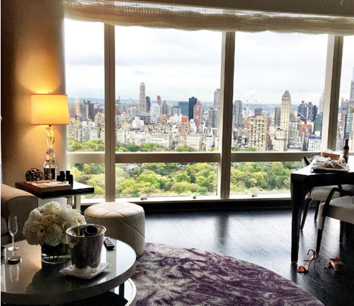 Thành phố New York xa xôi với nước Mỹ nhưng đối với cô nàng đều là nhà của mình và đi lại thường xuyên như đi chơi.