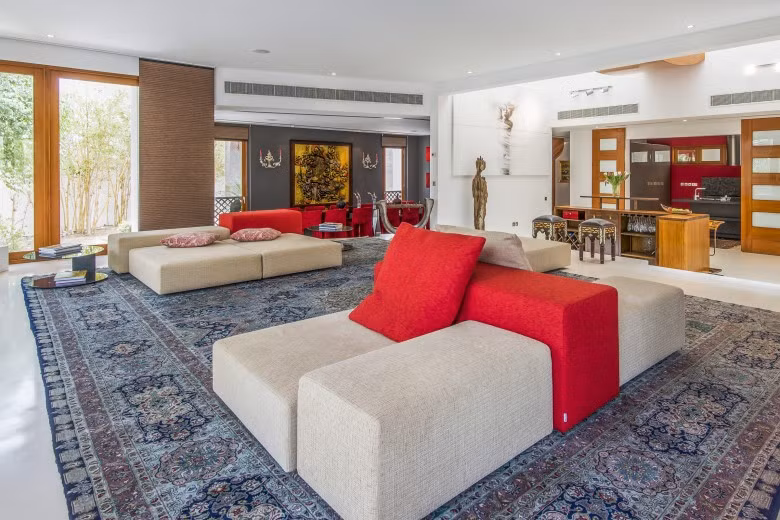 2 tòa nhà đều có 4 phòng ngủ, phòng khách và phòng ăn riêng. Ngoài ra, một khu vực ăn uống ngoài trời rộng rãi thoáng mát phù hợp cho những bữa tiệc cũng được đánh giá cao ở biệt thự này.