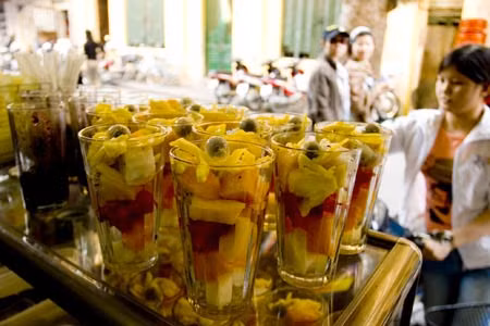 Hoa quả dầm là món ăn "thời thượng" trong dịp hè, dịp lễ Những món hoa quả dầm không hề rẻ chút nào. Tuy nhiên nguồn gốc của những loại quả này có thể không được đảm bảo. Ảnh minh họa.