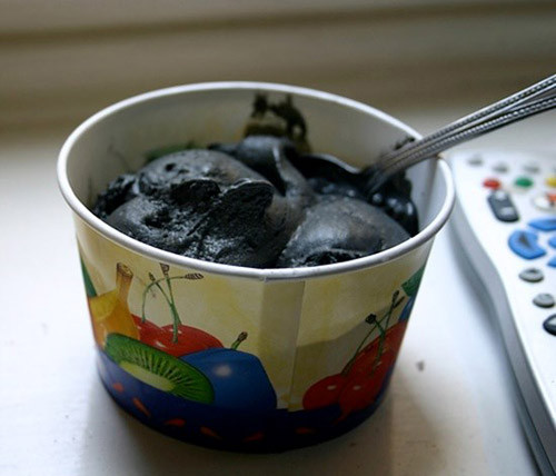 Kem mùi nước tiểu. Đừng nhầm tưởng rằng kem này được làm từ nước tiểu, nó chỉ có mùi khai thôi. Gia liệu để làm nên món kem độc nhất vô nhị này là một loại cam thảo nổi tiếng ở vùng Bắc Âu.