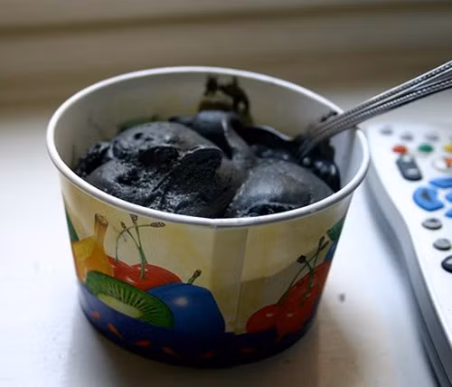 Kem mùi nước tiểu. Đừng nhầm tưởng rằng kem này được làm từ nước tiểu, nó chỉ có mùi khai thôi. Gia liệu để làm nên món kem độc nhất vô nhị này là một loại cam thảo nổi tiếng ở vùng Bắc Âu.