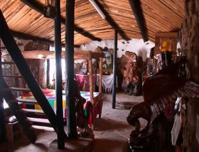 Bên trong ngôi nhà hình chiếc giày là những đồ vật bằng gỗ và đá do chính ông Ron Van Zyl chạm khắc. Ảnh: photobucket.