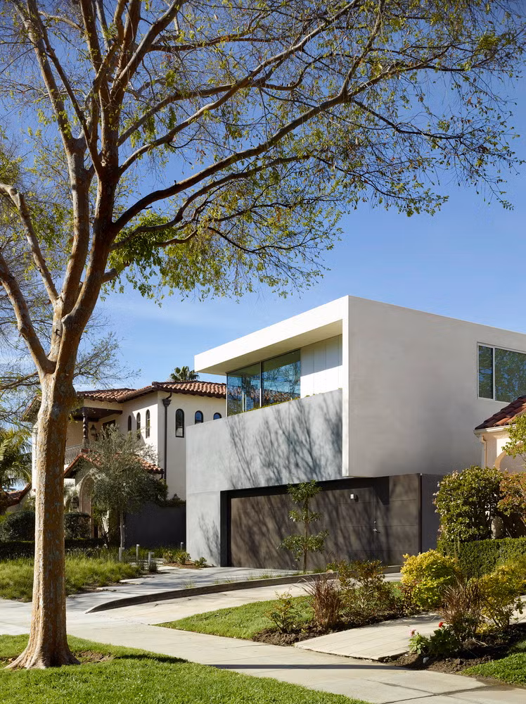 Ngôi nhà là nơi sinh sống của một cặp vợ chồng trẻ và một đứa con của họ.