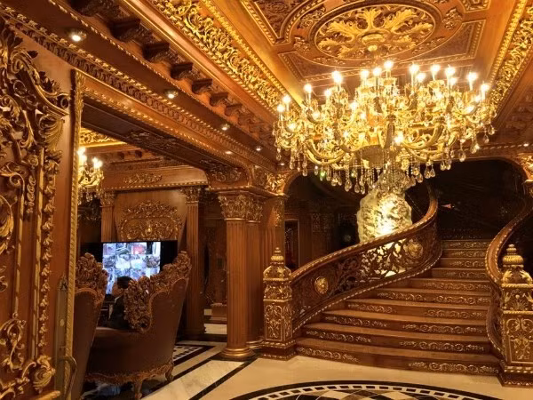 Căn biệt thự của Mỹ Uyên làm chủ nằm ngay trung tâm quận 1, giữa khu vực Nhà thờ Đức Bà và Dinh Thống Nhất. Nhiều người không khỏi trầm trồ thán phục trước nội thất dát vàng 24k lấp lánh bên trong.