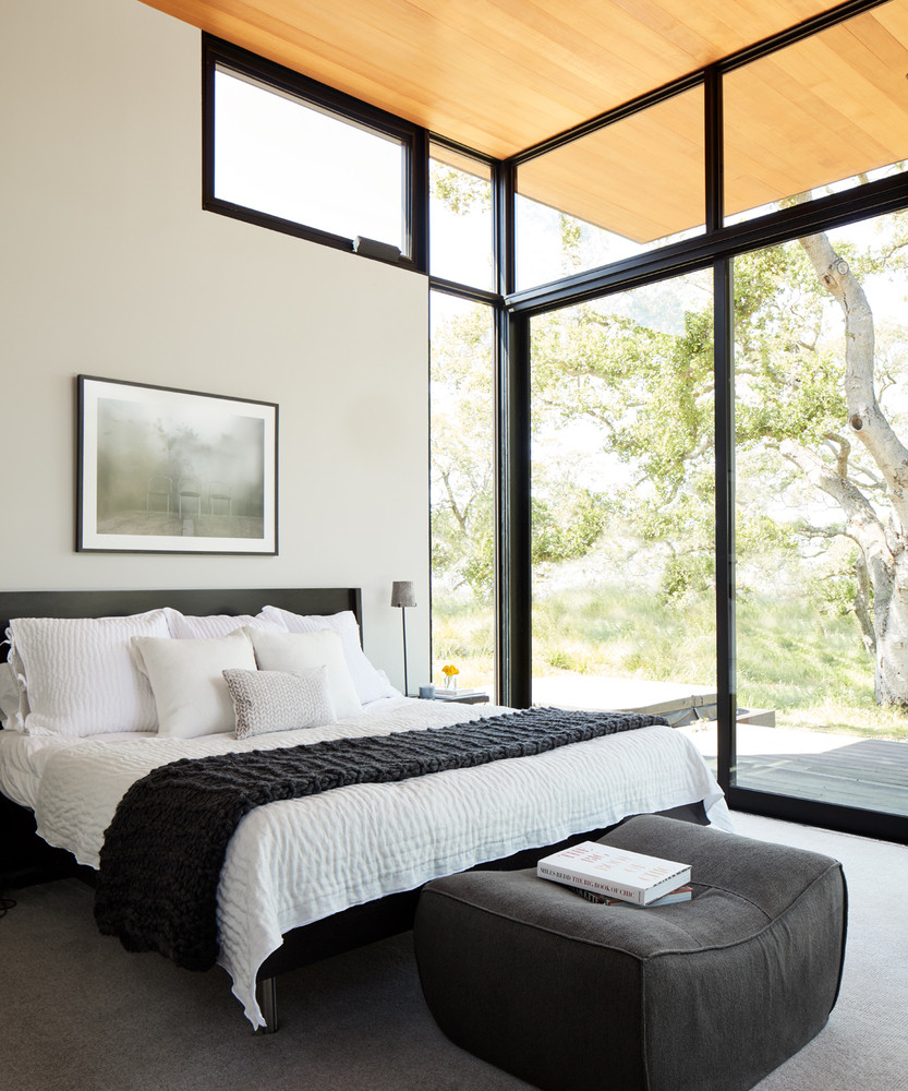 Ngoài những phòng thiết yếu như phòng khách, phòng ngủ, nhà bếp hay nhà vệ sinh, ngôi nhà này còn có sân tennis và một phòng dành cho khách.