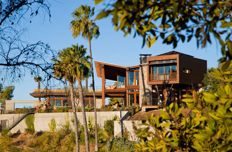 Bao bọc ngôi nhà là rất nhiều cây xanh.