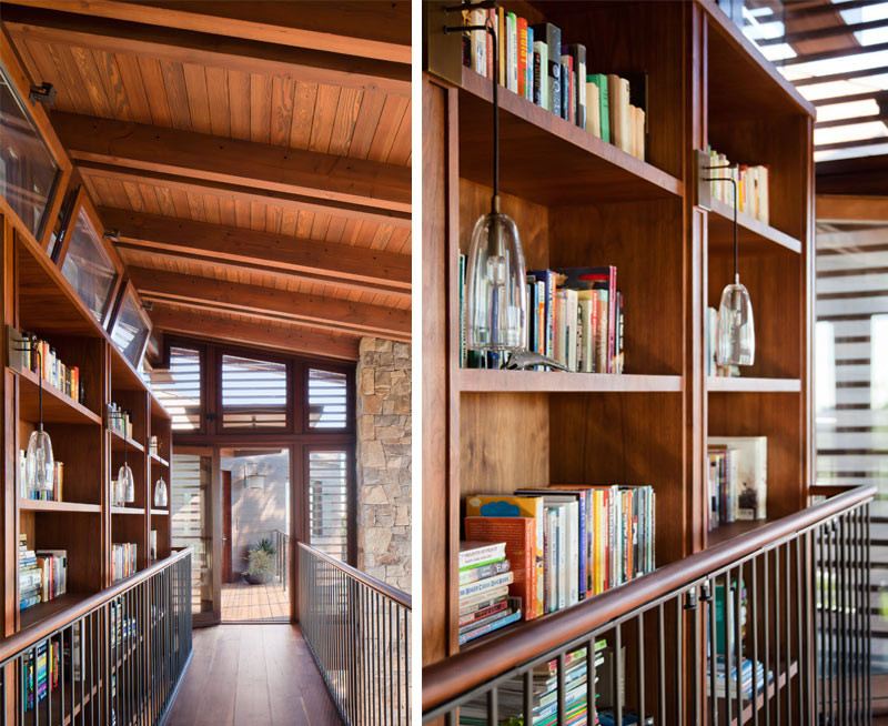 Hành lang dẫn lên phòng ngủ được chủ nhà trang trí bằng chiếc kệ sách.