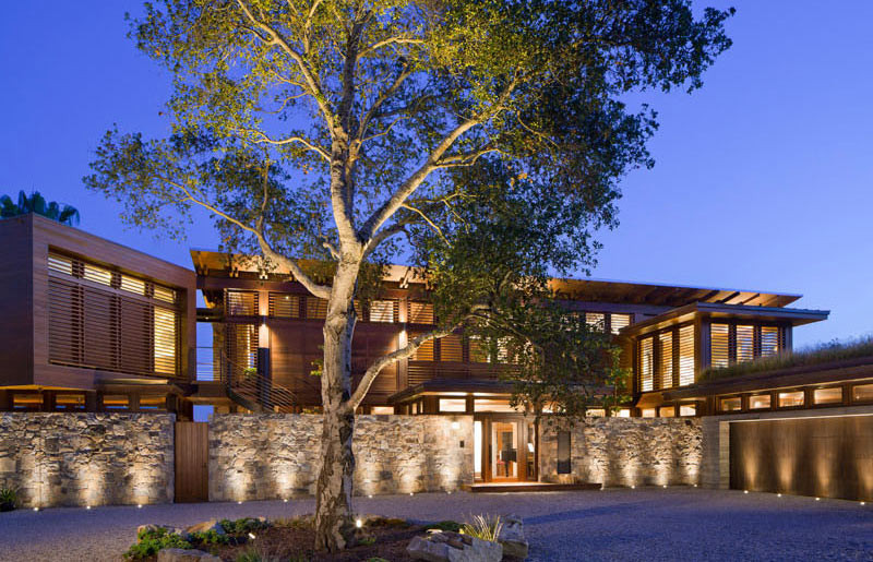 Tower Grove Drive tọa lạc tại sườn phía nam ngọn núi Santa Monica, California (Mỹ) và được thiết kế theo phong cách hiện đại bởi Công ty Kiến trúc KAA Design.