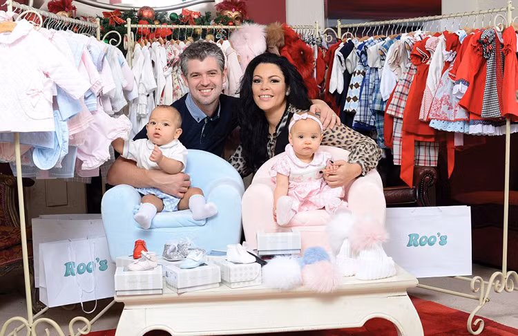 Gần đây, một cặp vợ chồng đại gia người Anh đã dành 25.000 bảng Anh để tổ chức tiệc ăn mừng Giáng sinh đầu tiên cho cặp sinh đôi 10 tháng tuổi của mình.