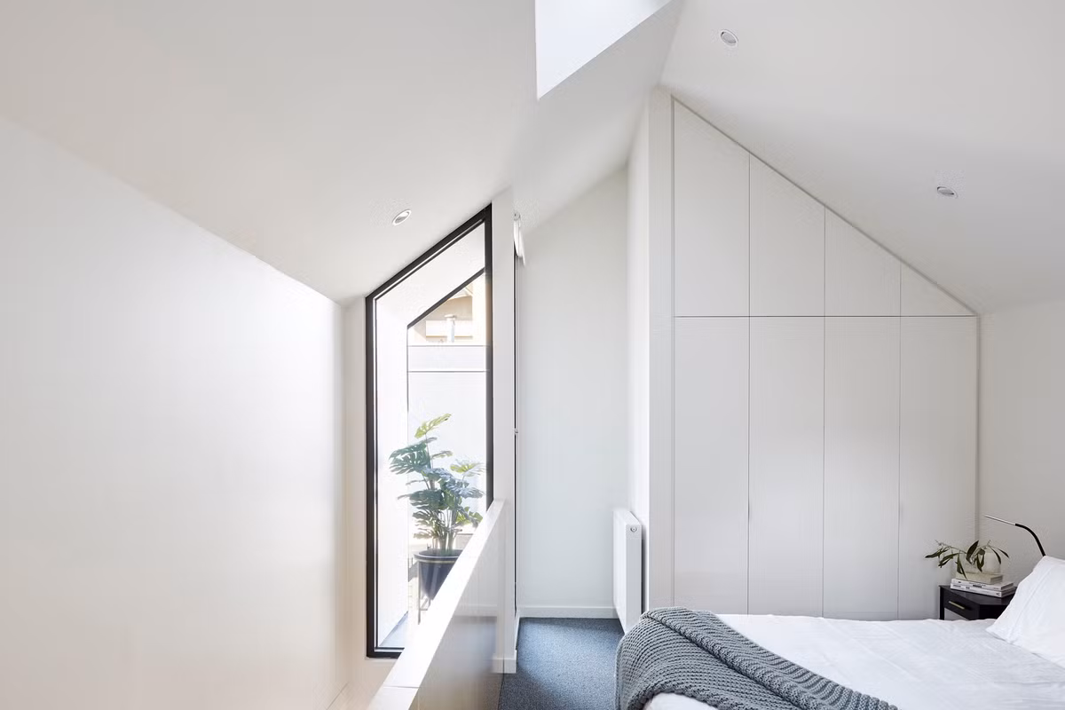 Ngoi nha thoat nhin tuong xau xi nhung ben trong dep bat ngo-Hinh-10