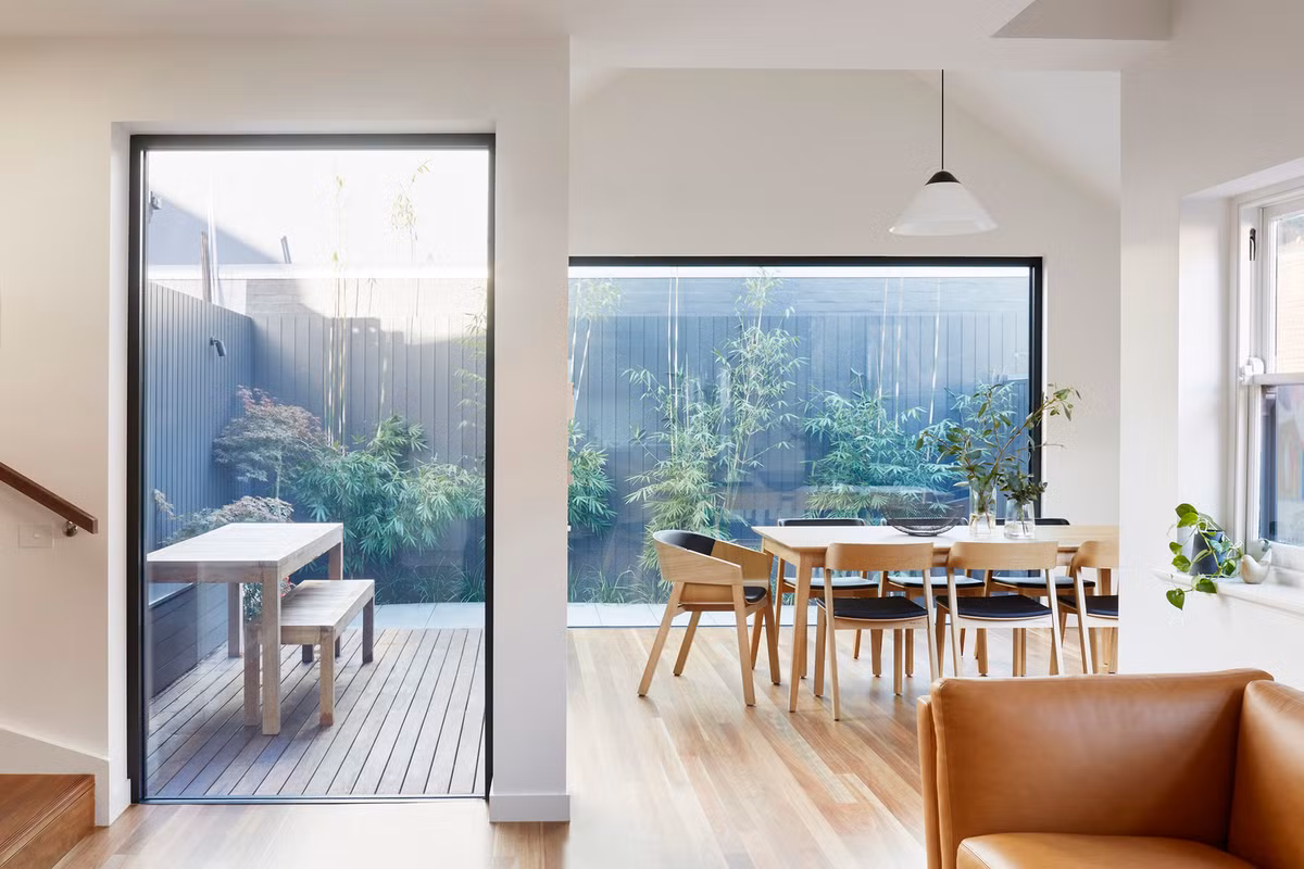 Ngoi nha thoat nhin tuong xau xi nhung ben trong dep bat ngo-Hinh-8