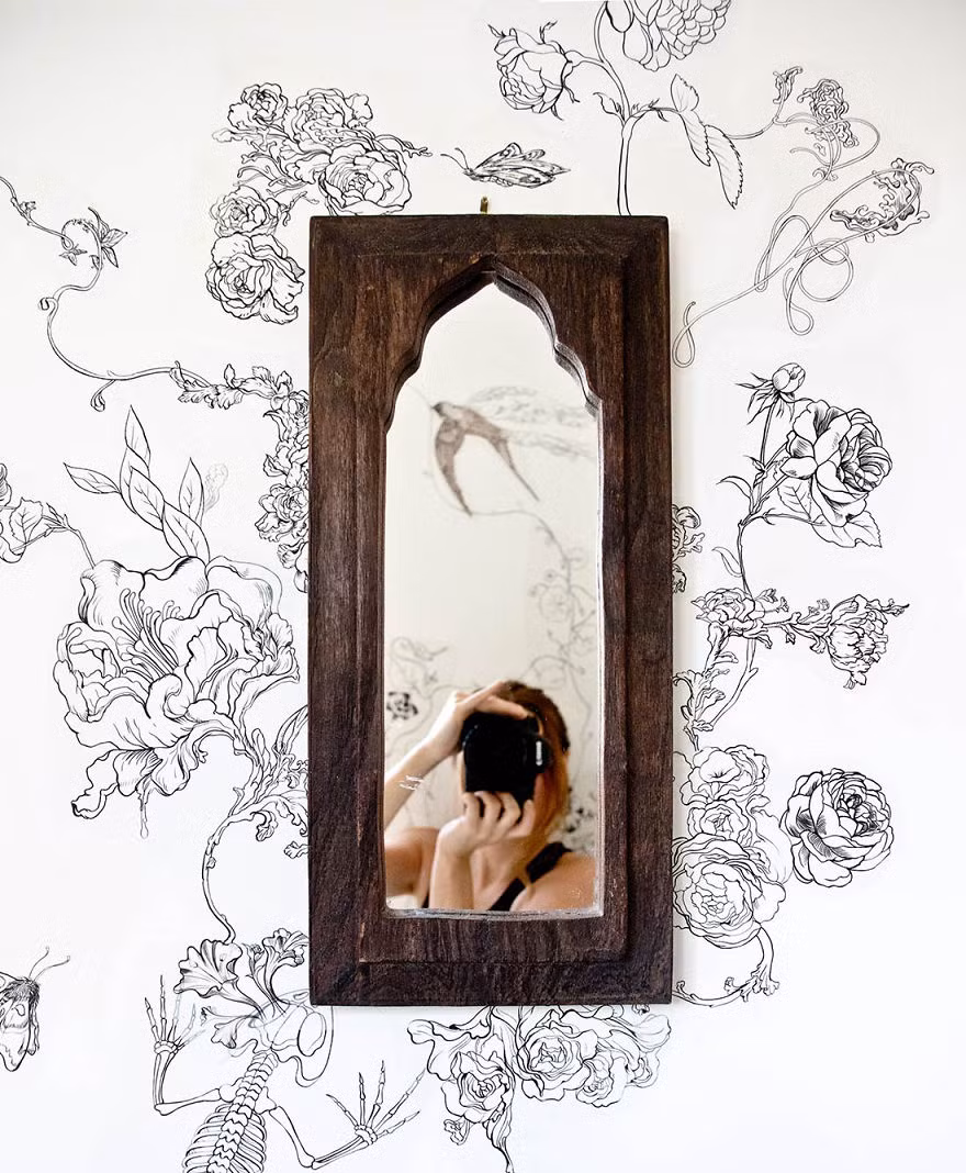 Khi đã hoàn thành công việc của mình, cô đặt thêm chiếc gương nhỏ trên tường. Vậy là phòng toilet buồn chán đã trở thành một không gian nghệ thuật thú vị.