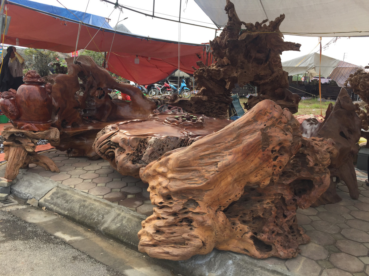 Đây được đánh giá là bộ bàn ghế gỗ quý hiếm và độc nhất vô nhị hiếm người có.