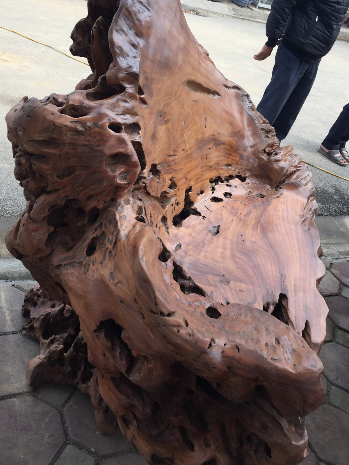 Chiếc ghế dường như không được gọt giũa, chạm khắc nhiều nhưng vẫn rất đẹp và hút ánh nhìn.