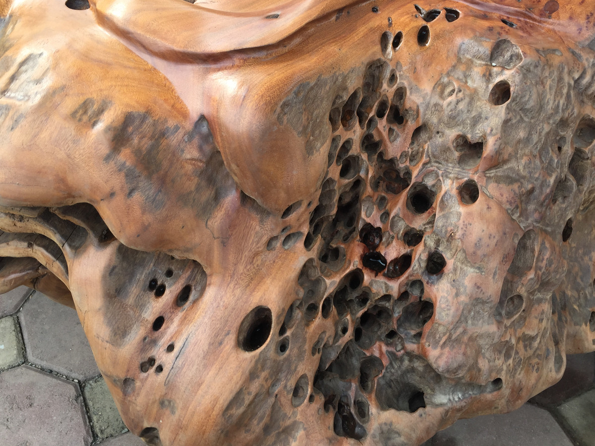 "Họa tiết" tự nhiên tạo nên điểm nhấn cho bộ bàn ghế.