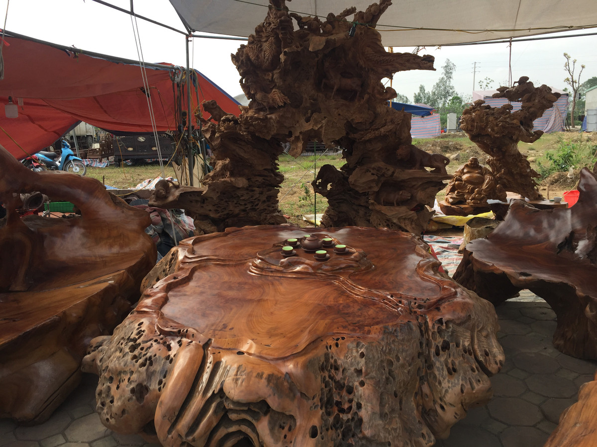 Bộ bàn ghế chỉ gồm 6 món đồ nhưng lại cần có diện tích rất lớn đến hàng chục mét vuông mới có thể chứa đủ.