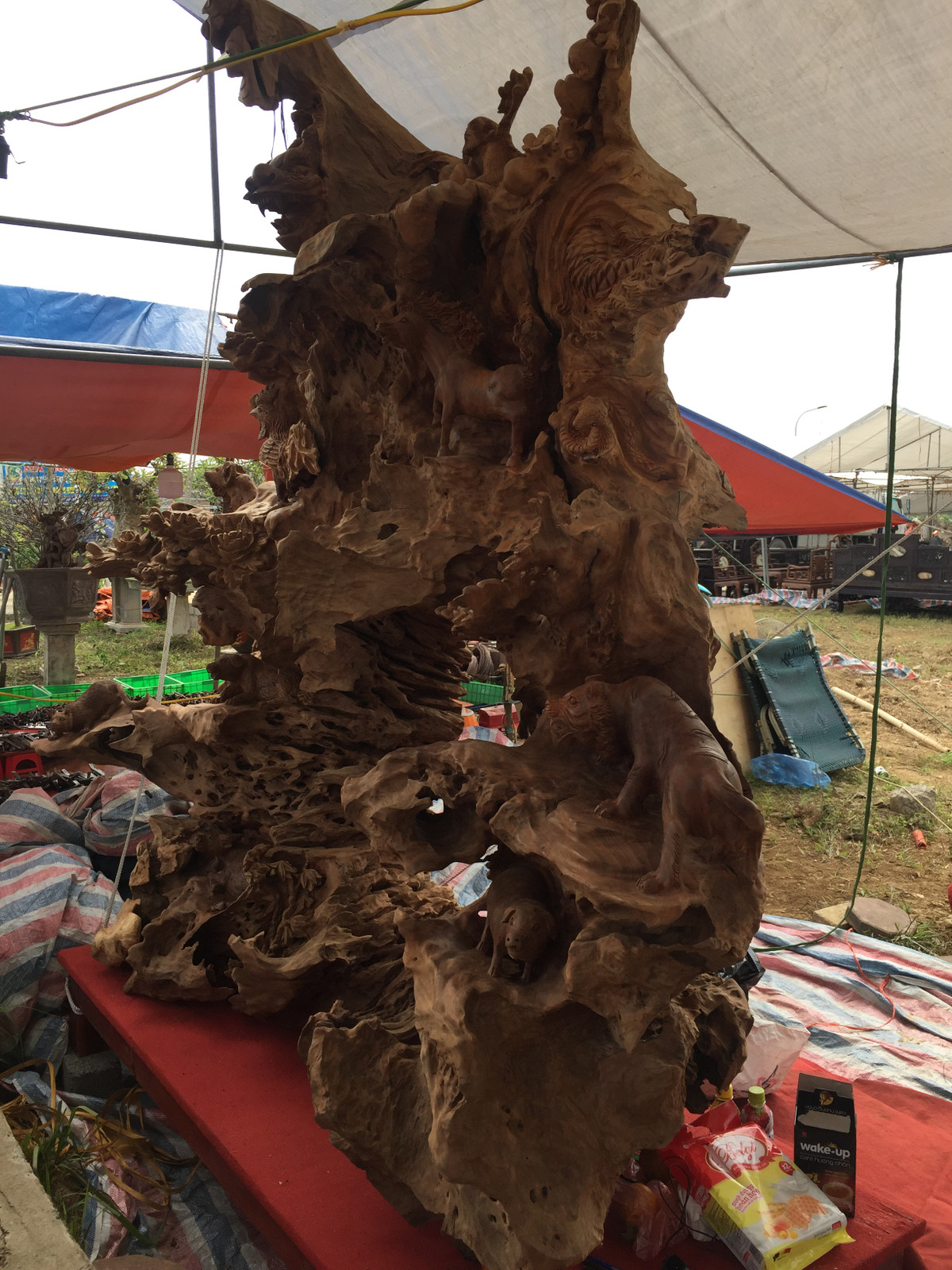 Điểm nhấn của bộ bàn ghế còn có bức tượng điêu khắc 12 con giáp.