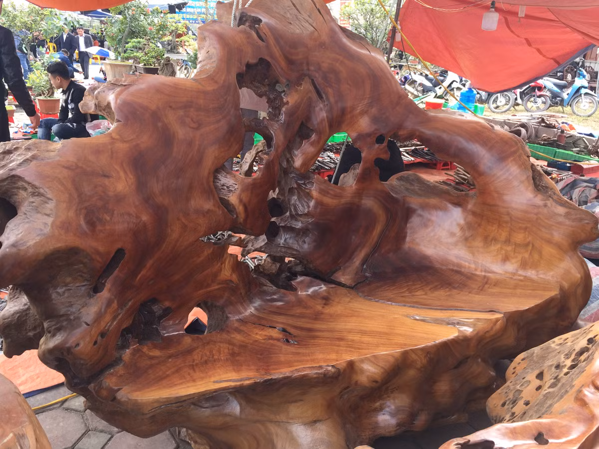 Những chiếc ghế, bàn được làm từ nguyên khối gỗ lũa nên chất gỗ rất chắc, cứng và nặng, vân gỗ nhìn rất đẹp, thớ mỏng và mịn.